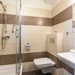 Gromada Arka Lux فندق كوزتسالين